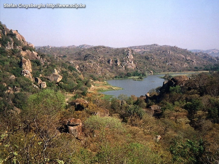 Matopos - Pomongwe At our lodges in Pomongwe we have an overwhelming view on the nature park. Between the rocks, the place is crawling with life; lizards, shrewmice, we even see a dassie, and the monkeys are approaching to have a look . Stefan Cruysberghs